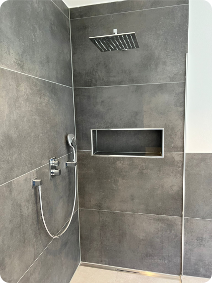 Moderne Regendusche mit Ablage für Shampoo