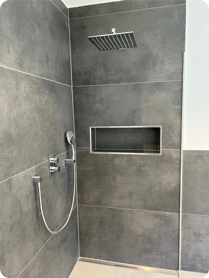 Moderne Regendusche mit Ablage für Shampoo